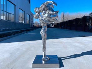 stainless-steel-kiss-sculpture 3