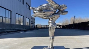 escultura de acero cortén