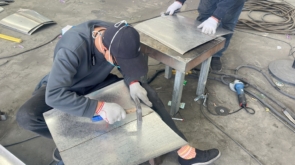 escultura abstracta de metal