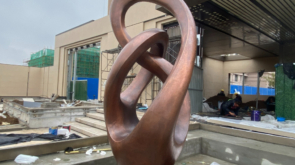 gran escultura de latón